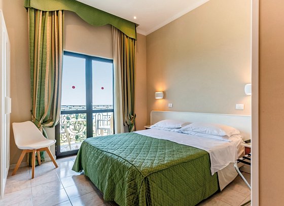Villa Igea - Wohnbeispiel Doppelzimmer Meerblick Balkon (Zimmercodierung D2M)