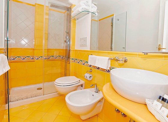 Conca d'Oro - Beispiel Bad Doppelzimmer Superior Meerblick (Zimmercodierung DSM)