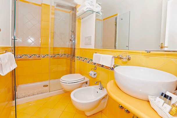 Conca d'Oro - Beispiel Bad Doppelzimmer Superior Meerblick (Zimmercodierung DSM)