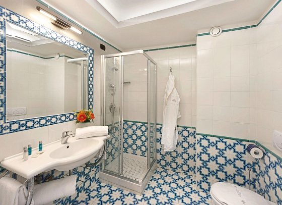 Hotel Saline - Beispiel Bad Doppelzimmer Deluxe Meerblick (Zimmercodierung DDM)