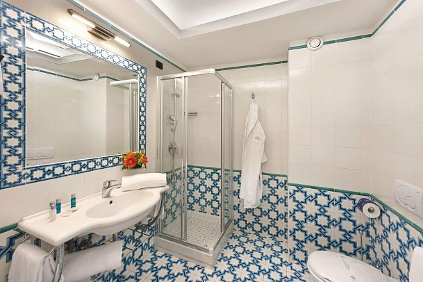 Hotel Saline - Beispiel Bad Doppelzimmer Deluxe Meerblick (Zimmercodierung DDM)