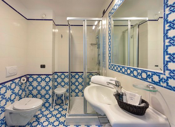 Hotel Saline - Beispiel Bad Doppelzimmer Deluxe Meerblick (Zimmercodierung DDM)