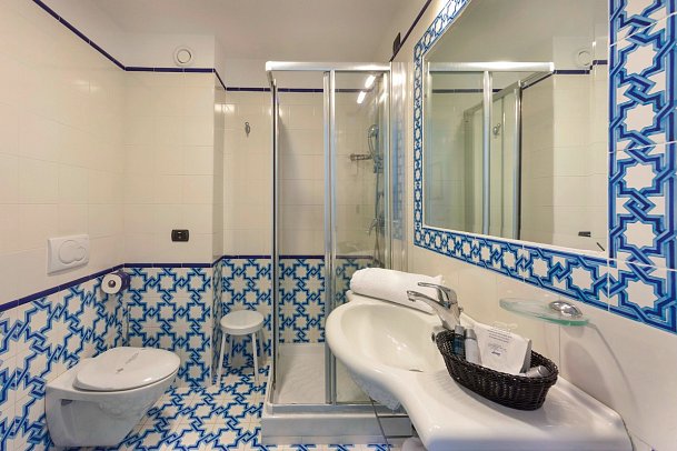 Hotel Saline - Beispiel Bad Doppelzimmer Deluxe Meerblick (Zimmercodierung DDM)