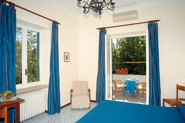 Villa Sarah - Wohnbeispiel Doppelzimmer mit Balkon (Zimmercodierung DB1)
