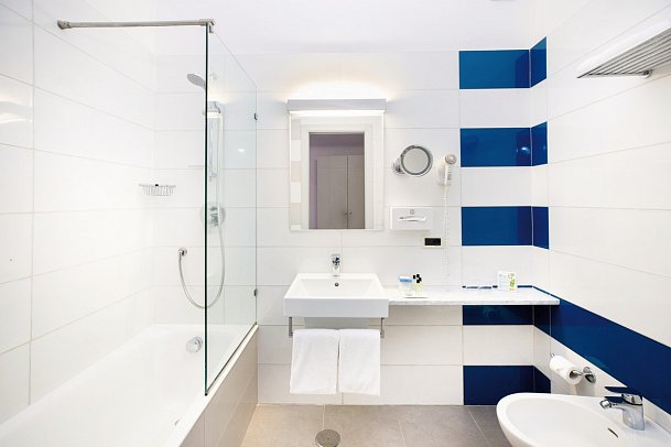 Art Hotel Gran Paradiso - Beispiel Bad Doppelzimmer Superior Meerblick (Zimmercodierung DSM)