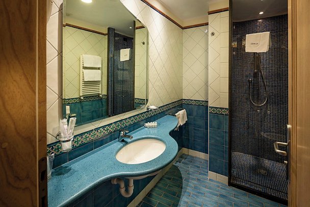 Sorriso Thermae Resort & Spa - Beispiel Bad Doppelzimmer Komfort Meerblick (Zimmercodierung DFM)