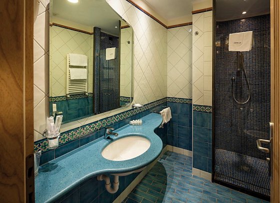 Sorriso Thermae Resort & Spa - Beispiel Bad Doppelzimmer Komfort Meerblick (Zimmercodierung DFM)