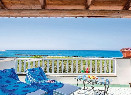 La Scogliera - Beispiel Balkon Doppelzimmer Meerblick (Zimmercodierung D1M)