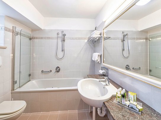 Hotel Parco Smeraldo Terme & Residence - Beispiel Bad Doppelzimmer Standard (Zimmercodierung DG1)