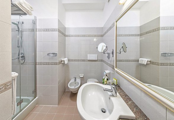 Hotel Parco Smeraldo Terme & Residence - Beispiel Bad Doppelzimmer seitl. Meerblick (Zimmercodierung D1N)