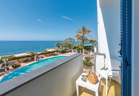 Hotel Parco Smeraldo Terme & Residence - Beispiel Balkon Doppelzimmer Superior Meerblick (Zimmercodierung DSM)