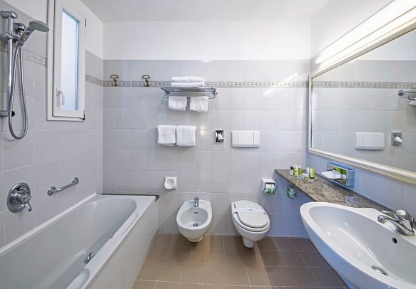 Hotel Parco Smeraldo Terme & Residence - Beispiel Bad Doppelzimmer Superior Meerblick (Zimmercodierung DSM)