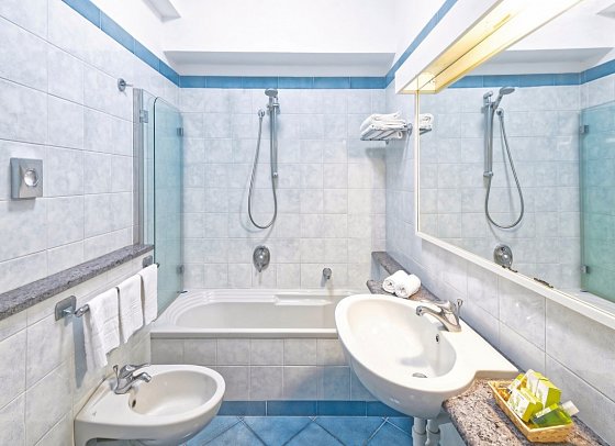 San Giorgio Terme - Beispiel Bad Doppelzimmer Standard, Doppelzimmer Meerblick (Zimmercodierungen D1M & DG1)