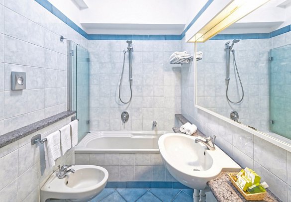 San Giorgio Terme - Beispiel Bad Doppelzimmer Standard, Doppelzimmer Meerblick (Zimmercodierungen D1M & DG1)