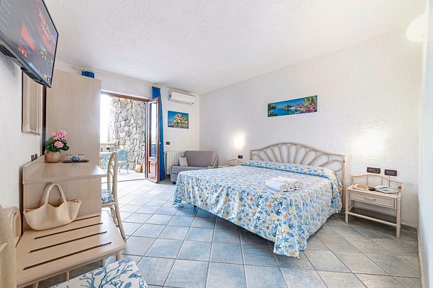 Punta Chiarito - Wohnbeispiel Doppelzimmer Komfort Meerblick (Zimmercodierung DFM)