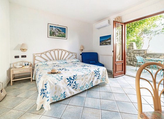 Punta Chiarito - Wohnbeispiel Doppelzimmer Komfort Meerblick (Zimmercodierung DFM)