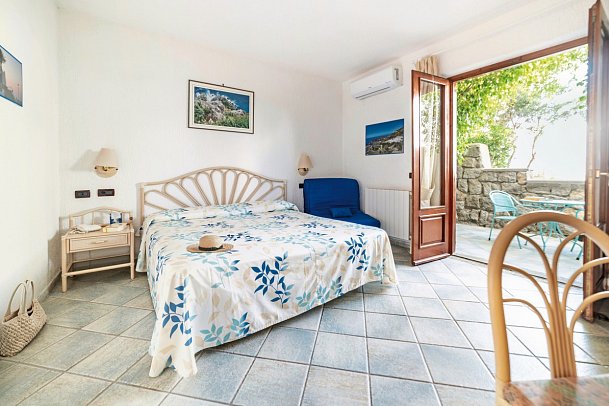 Punta Chiarito - Wohnbeispiel Doppelzimmer Komfort Meerblick (Zimmercodierung DFM)