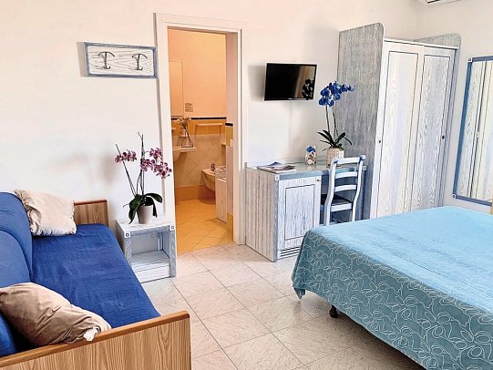 Terme La Pergola & Villa Flavio - Wohnbeispiel Doppelzimmer Standard seitl. Meerblick (Zimmercodierung DGN)