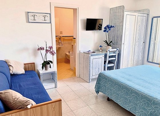Terme La Pergola & Villa Flavio - Wohnbeispiel Doppelzimmer Standard seitl. Meerblick (Zimmercodierung DGN)