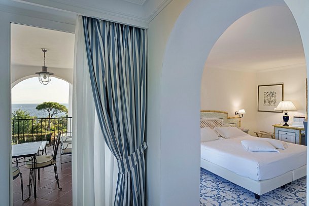 Hotel & Spa Il Moresco - Wohnbeispiel Juniorsuite seitl. Meerblick (Zimmercodierung J1N)