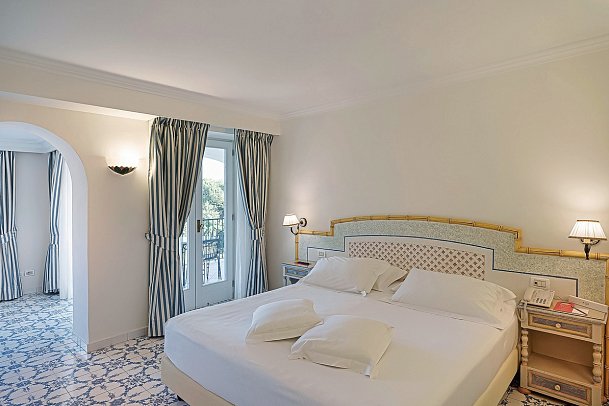 Hotel & Spa Il Moresco - Wohnbeispiel Juniorsuite seitl. Meerblick (Zimmercodierung J1N)