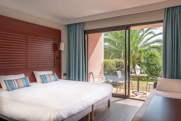 Les Jardins de Sainte Maxime - Wohnbeispiel Dreibettzimmer Poolblick (Zimmercodierung T1P)