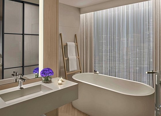 The Times Square EDITION - Beispiel Bad 1 Bedroom Balcony Suite, 1 King, Times Square View, River View, Corner Room (Zimmercodierung WB1)