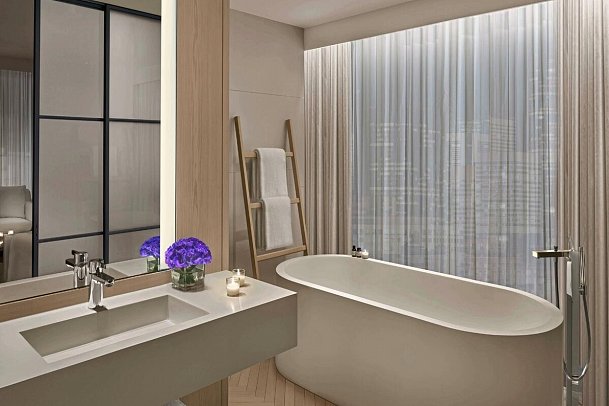The Times Square EDITION - Beispiel Bad 1 Bedroom Balcony Suite, 1 King, Times Square View, River View, Corner Room (Zimmercodierung WB1)