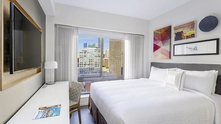 Fairfield Inn & Suites New York Manhattan/Central Park - Wohnbeispiel Guest Room One King (Zimmercodierung UG2)
