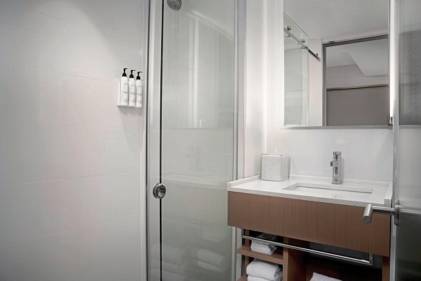 SpringHill Suites New York Manhattan Times Square - Wohnbeispiel One King Guestroom (Zimmercodierung UG2)