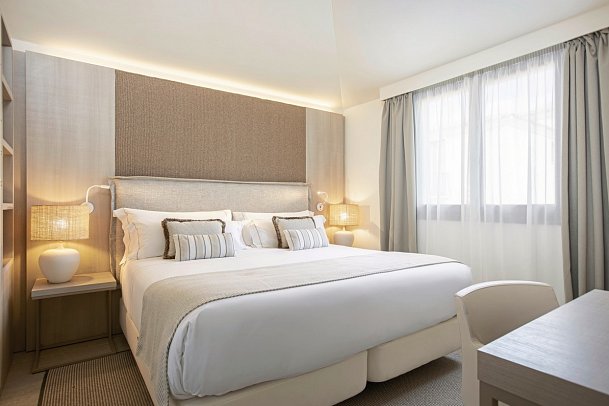 Mangia's Santa Teresa Sardinia, Curio Collection by Hilton - Zimmercodierung WB1