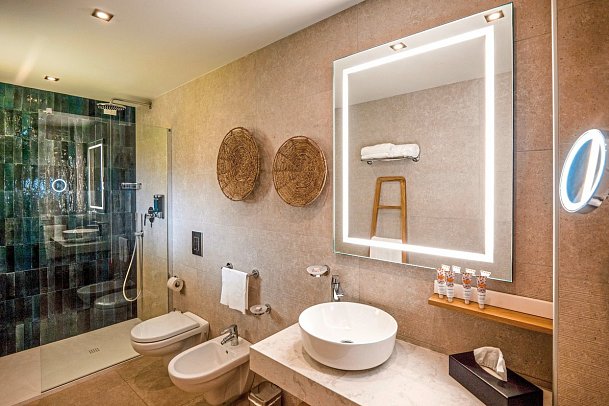 Mangia's Santa Teresa Sardinia, Curio Collection by Hilton - Zimmercodierungen DD1 & DDM