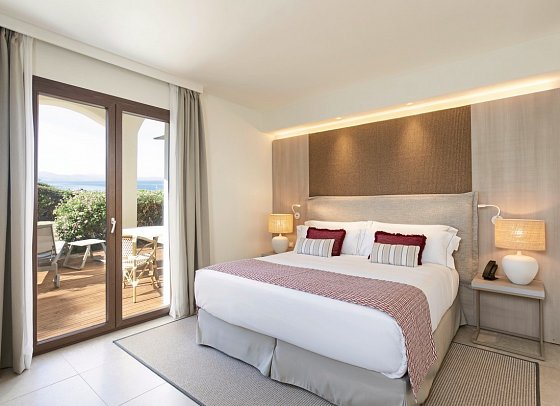 Mangia's Santa Teresa Sardinia, Curio Collection by Hilton - Wohnbeispiel Doppelzimmer Deluxe Meerblick (Zimmercodierung DDM)