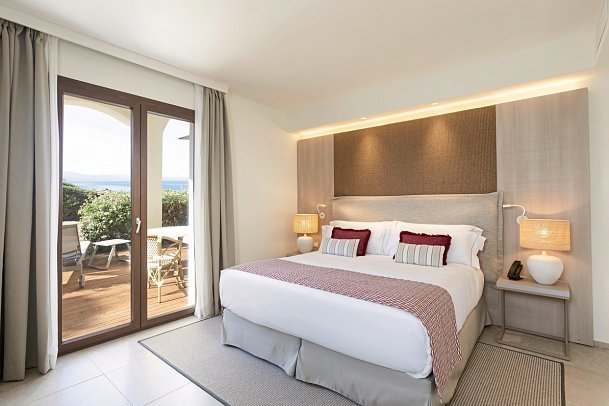Mangia's Santa Teresa Sardinia, Curio Collection by Hilton - Wohnbeispiel Doppelzimmer Deluxe Meerblick (Zimmercodierung DDM)