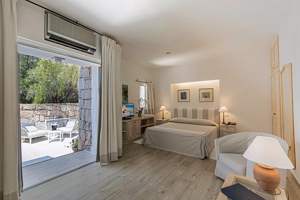 Grand Relais dei Nuraghi - Wohneispiel Juniorsuite mit Garten (Zimmercodierung J1G)