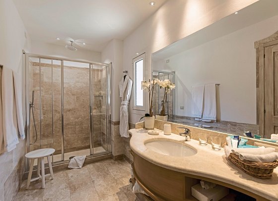 Grand Relais dei Nuraghi - Wohneispiel Juniorsuite mit Garten (Zimmercodierung J1G)