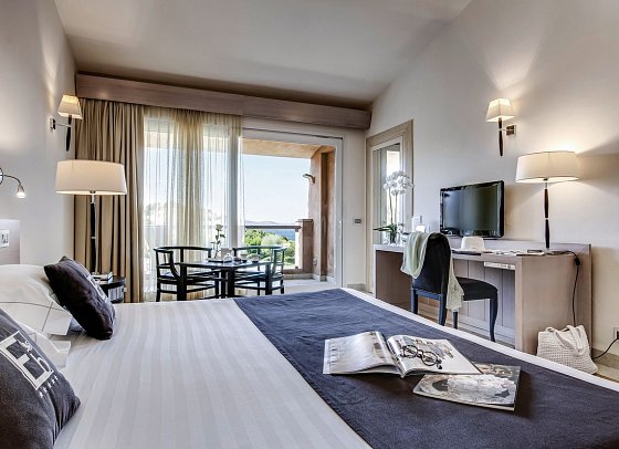L'Ea Bianca Luxury Resort - Wohnbeispiel Doppelzimmer Superior Meerblick (Zimmercodierung DSM)