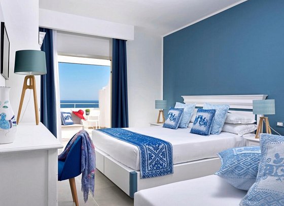 VOI Colonna Village - Wohnbeispiel Doppelzimmer Deluxe Meerblick (Zimmercodierung DDM)