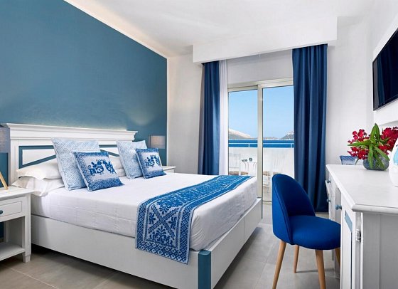 VOI Colonna Village - Wohnbeispiel Doppelzimmer Deluxe Meerblick (Zimmercodierung DDM)