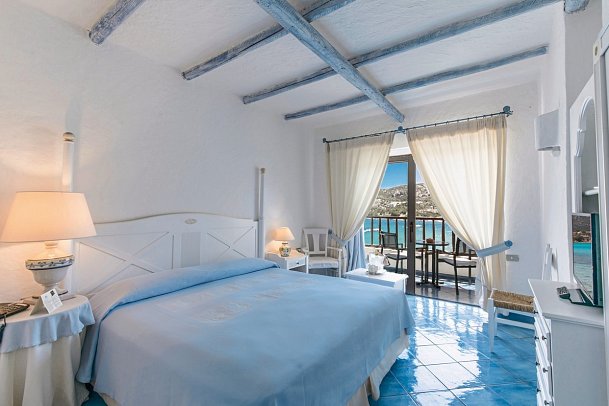 Club Hotel Baja Sardinia - Wohnbeispiel Doppelzimmer Deluxe Meerblick (Zimmercodierung DDM)