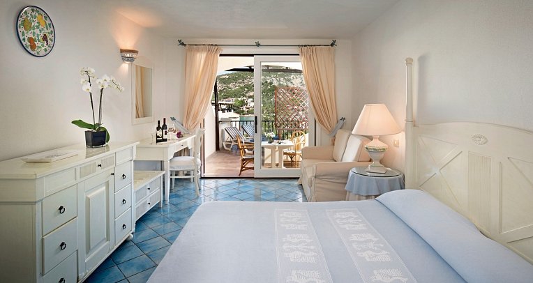 Club Hotel Baja Sardinia - Wohnbeispiel Juniorsuite Nebengebäude (Zimmercodierung JB1)