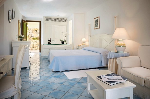 Club Hotel Baja Sardinia - Wohnbeispiel Juniorsuite Nebengebäude (Zimmercodierung JB1)