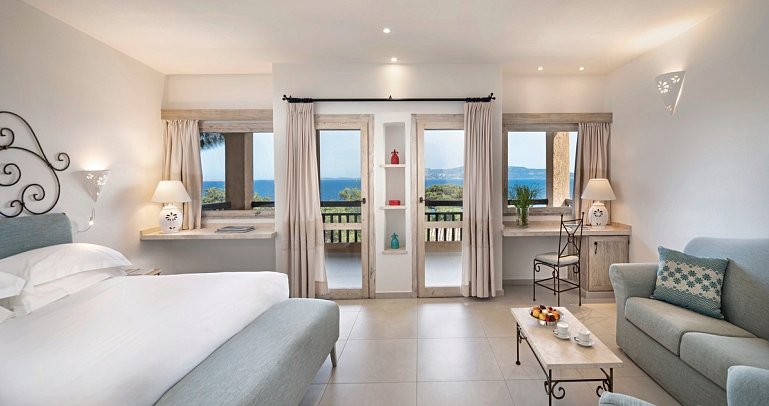 Capo d`Orso Hotel Thalasso & SPA - Wohnbeispiel Doppelzimmer Deluxe Meerblick (Zimmercodierung DDM)