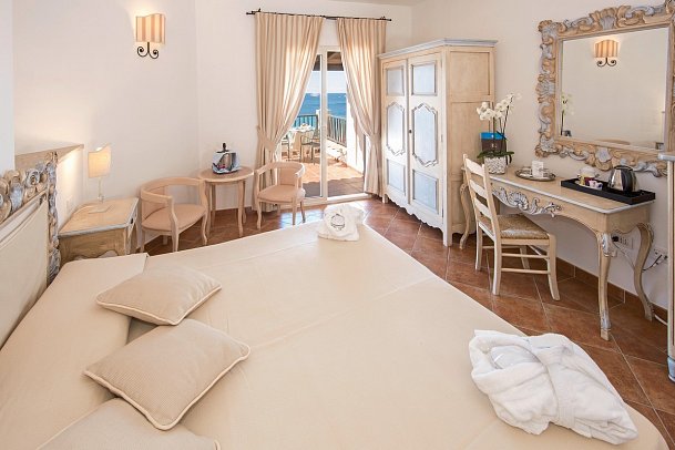 Grand Hotel Colonna Capo Testa - Wohnbeispiel Doppelzimmer Deluxe Meerblick (Zimmercodierungen DDM & DPM)