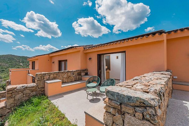 Myo Hotel Rocce Sarde - Wohnbeispiel Juniorsuite Meerblick (Zimmercodierung J1M)