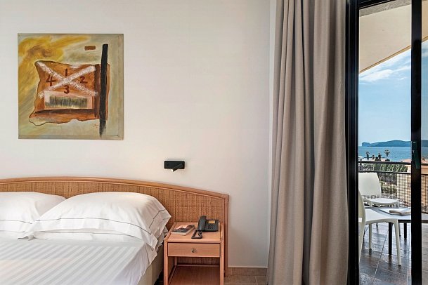 Rina Hotel - Wohnbeispiel Doppelzimmer Standard Meerblick (Zimmercodierung DGM)