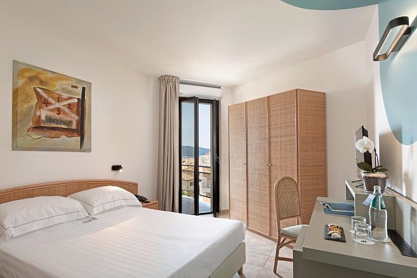 Rina Hotel - Wohnbeispiel Doppelzimmer Standard Meerblick (Zimmercodierung DGM)
