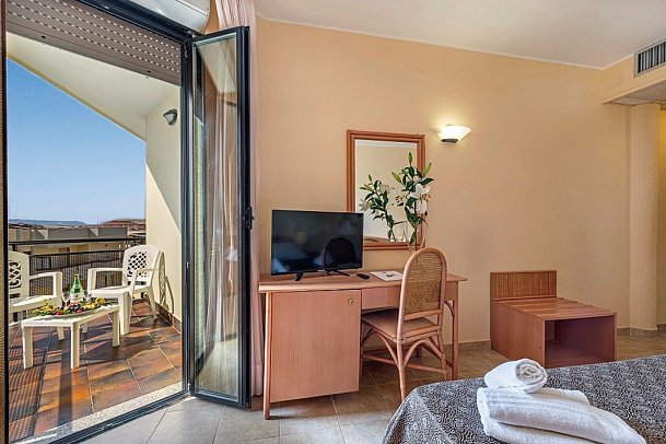 Rina Hotel - Wohnbeispiel Doppelzimmer Standard Balkon (Zimmercodierung DG2)