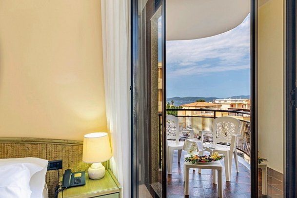 Rina Hotel - Wohnbeispiel Doppelzimmer Standard Meerblick (Zimmercodierung DGM)