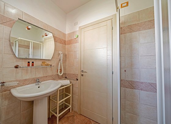Hotel I Ginepri - Wohnbeispiel Doppelzimmer Classic (Zimmercodierung DB1)